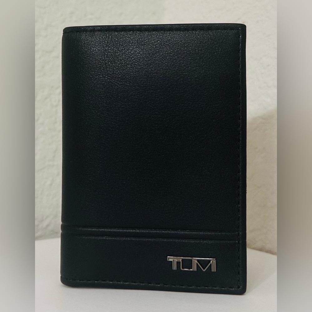 NWT TUMI Multi Window ID Card Case Leather Black